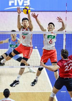 Sport Bilder des Tages (250630) -- CHICAGO, June 30, 2025 -- Li Yongzhen (Top L) and Yu Yuantai (2nd R) of China team up on a block during the Pool 5 match between China and Canada at the Men s Volleyball Nations League (VNL) 2025 in Chicago, the United States, June 29, 2025. (Photo by Xinhua) (SP)U.S.-CHICAGO-VOLLEYBALL-NATIONS LEAGUE-MEN-CHINA VS CANADA JoelxLerner 