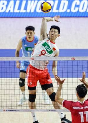 (250630) -- CHICAGO, June 30, 2025 -- Li Yongzhen (C) of China spikes during the Pool 5 match between China and Canada at the Men s Volleyball Nations League (VNL) 2025 in Chicago, the United States, June 29, 2025. (Photo by Xinhua) (SP)U.S.-CHICAGO-VOLLEYBALL-NATIONS LEAGUE-MEN-CHINA VS CANADA JoelxLerner 