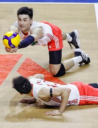 (250630) -- CHICAGO, June 30, 2025 -- Yu Yaochen (Top) of China makes a dig during the Pool 5 match between China and Canada at the Men s Volleyball Nations League (VNL) 2025 in Chicago, the United States, June 29, 2025. (Photo by Xinhua) (SP)U.S.-CHICAGO-VOLLEYBALL-NATIONS LEAGUE-MEN-CHINA VS CANADA JoelxLerner 