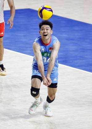 (250630) -- CHICAGO, June 30, 2025 -- Qu Zongshuai of China makes a save during the Pool 5 match between China and Canada at the Men s Volleyball Nations League (VNL) 2025 in Chicago, the United States, June 29, 2025. (Photo by Xinhua) (SP)U.S.-CHICAGO-VOLLEYBALL-NATIONS LEAGUE-MEN-CHINA VS CANADA JoelxLerner 