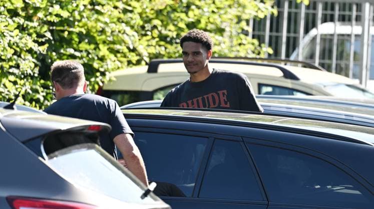 30 06 2025, xophax, Soccer 1 Bundesliga, Bayer 04 Leverkusen Season 2025 2026 Jarell Quansah from Liverpool FC comes from medical check Left Bayer employee Carlos Sobarzo DFL DFB REGULATIONS PROHIBIT ANY USE OF PHOTOGRAPHS as IMAGE SEQUENCES and or QUASI VIDEO Leverkusen
