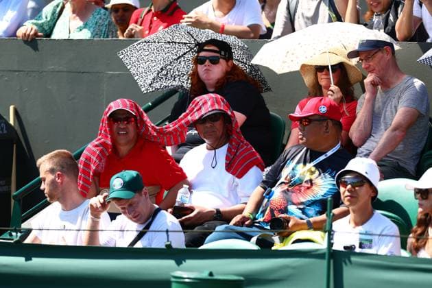 Spectators try to keep cool Wimbledon Tennis Championships, Day 1, The All England Lawn Tennis and Croquet Club, London, UK - 30 Jun 2025London The All England Lawn Tennis and United Kingdom  Copyright: xJamesxMarsh Shutterstockx 15378842ao