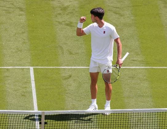 Carlos Alcaraz ESP makes a fist and cheers, cheers, joy, emotion, Mens Singles, Mens Singles Tennis Wimbledon 2025 Grand Slam ITF ATP WTA AELTC London Great Britain June 30, 2025 Copyright: xJuergenxHasenkopfx