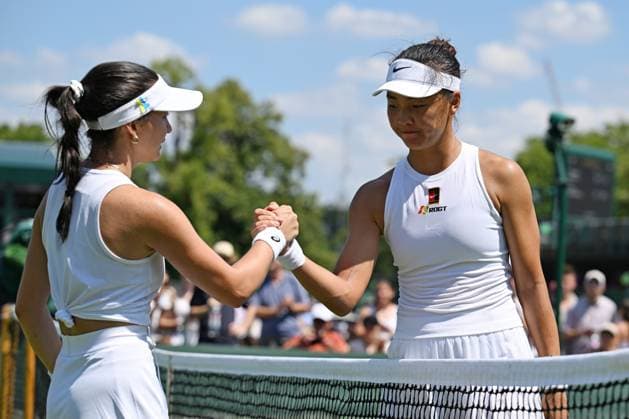 (250630) -- LONDON, June 30, 2025 -- Yuan Yue (R) of China greets with Eva Lys of Germany after their women s singles first round match at Wimbledon Tennis Championship in London, Britain, June 30, 2025. ) (SP)BRITAIN-LONDON-TENNIS-WIMBLEDON-WOMEN S SINGLES ZhaoxDingzhe 