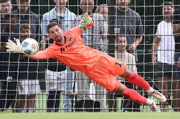 28 06 2025, xtgx, football test match, HSC Hannover Hannover 96 emspor, v l 1 Ron Robert Zieler Hannover, 1 holds penalty parade, holds the ball, catches the ball, parries DFL DFB REGULATIONS PROHIBIT ANY USE OF PHOTOGRAPHS as IMAGE SEQUENCES and or QUASI VIDEO Hannover
