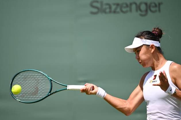 (250630) -- LONDON, June 30, 2025 -- Yuan Yue hits a return during the women s singles first round match between Eva Lys of Germany and Yuan Yue of China at Wimbledon Tennis Championship in London, Britain, June 30, 2025. ) (SP)BRITAIN-LONDON-TENNIS-WIMBLEDON-WOMEN S SINGLES ZhaoxDingzhe 