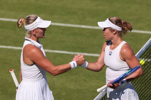 L R Peyton Stearns USA congratulates the winner, Laura Siegemund, Ladies Singles, Ladies Singles Tennis Wimbledon 2025 Grand Slam ITF ATP WTA AELTC London Great Britain 30 June 2025 Copyright: xJuergenxHasenkopfx