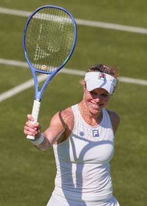 Laura Siegemund waves and thanks the crowd, fans after the win, Ladies Singles, Ladies Singles Tennis Wimbledon 2025 Grand Slam ITF ATP WTA AELTC London Great Britain 30 June 2025 Copyright: xJuergenxHasenkopfx