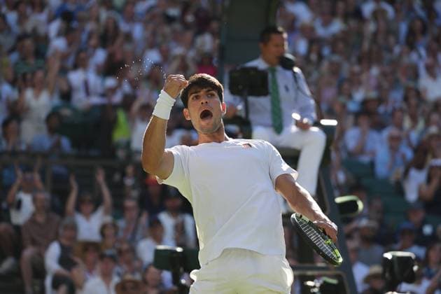 Bilder des Jahres 2025, Sport 06 Juni Sport Bilder des Tages 30th June 2025; All England Lawn Tennis and Croquet Club, London, England; Wimbledon Tennis Tournament, Day 1; Carlos Alcaraz (ESP) celebrates towards his coaches after winning a vital game against Fabio Fognini (ITA)  ActionPlus12807295 JohnxPatrickxFletcher