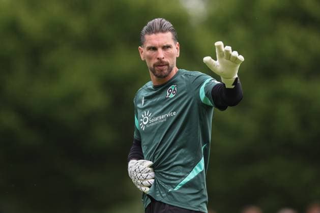 28 06 2025, xtgx, football test match, HSC Hannover Hannover 96 emspor, v l 1 Ron Robert Zieler Hannover, 1 DFL DFB REGULATIONS PROHIBIT ANY USE OF PHOTOGRAPHS as IMAGE SEQUENCES and or QUASI VIDEO Hannover