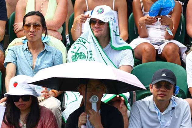 Fans on No.3 Court in the summer heat Wimbledon Tennis Championships, Day 2, The All England Lawn Tennis and Croquet Club, London, UK - 01 Jul 2025London The All England Lawn Tennis and United Kingdom  Copyright: xJamesxMarsh Shutterstockx 15380418w