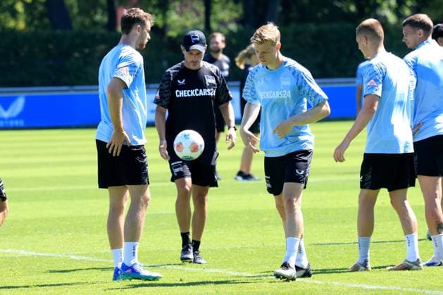 DEU, DFL, 2 FBL Hertha BSC, Training, 01 07 2025, Sportforum, Berlin, DEU, DFL, 2 FBL Hertha BSC, Training, im Bild Cheftrainer Stefan Leitl Hertha BSC Berlin , Pascal Klemens Hertha BSC Berlin 41 , Julian Eitschberger Hertha BSC Berlin 2 DFL regulations prohibit any use of Photographs as image sequences and or quasi video nordphotoxGmbHx xEngler nph00076