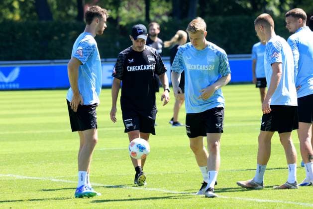 DEU, DFL, 2 FBL Hertha BSC, Training, 01 07 2025, Sportforum, Berlin, DEU, DFL, 2 FBL Hertha BSC, Training, im Bild Cheftrainer Stefan Leitl Hertha BSC Berlin , Pascal Klemens Hertha BSC Berlin 41 , Julian Eitschberger Hertha BSC Berlin 2 DFL regulations prohibit any use of Photographs as image sequences and or quasi video nordphotoxGmbHx xEngler nph00076