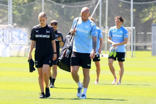 DEU, DFL, 2 FBL Hertha BSC, Training, 01 07 2025, Sportforum, Berlin, DEU, DFL, 2 FBL Hertha BSC, Training, im Bild Toni Leistner Hertha BSC Berlin 37 , Psychologin Paula Isringhausen DFL regulations prohibit any use of Photographs as image sequences and or quasi video nordphotoxGmbHx xEngler nph00076