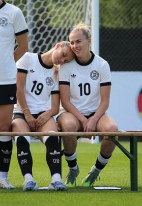 01.07.2025, xgrfx, Fussball DFB Medientermine, Deutsche Frauennationalmannschaft - Training v.l. Klara Bühl, Laura Freigang (Deutsche Frauennationalmannschaft) (DFL DFB REGULATIONS PROHIBIT ANY USE OF PHOTOGRAPHS as IMAGE SEQUENCES and or QUASI-VIDEO) Zürich *** 01 07 2025, xgrfx, Football DFB Media Dates, German Womens National Team Training v l Klara Bühl, Laura Freigang German Womens National Team DFL DFB REGULATIONS PROHIBIT ANY USE OF PHOTOGRAPHS as IMAGE SEQUENCES and or QUASI VIDEO Zurich