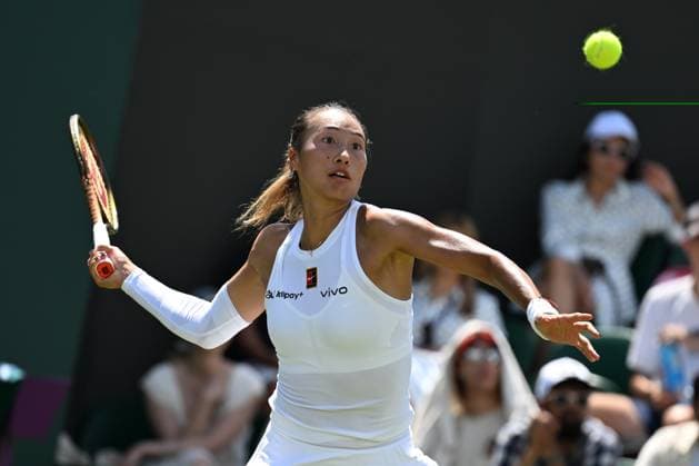 (250701) -- LONDON, July 1, 2025 -- Zheng Qinwen hits a return during the women s singles first round match between Zheng Qinwen of China and Katerina Siniakova of the Czech Republic at the Wimbledon Tennis Championships in London, Britain, July 1, 2025. ) (SP)BRITAIN-LONDON-TENNIS-WIMBLEDON-WOMEN S SINGLES ZhaoxDingzhe 
