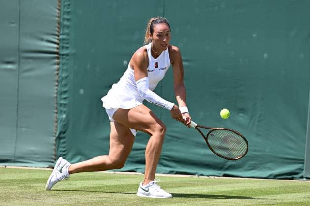 (250701) -- LONDON, July 1, 2025 -- Zheng Qinwen hits a return during the women s singles first round match between Zheng Qinwen of China and Katerina Siniakova of the Czech Republic at the Wimbledon Tennis Championships in London, Britain, July 1, 2025. ) (SP)BRITAIN-LONDON-TENNIS-WIMBLEDON-WOMEN S SINGLES ZhaoxDingzhe 