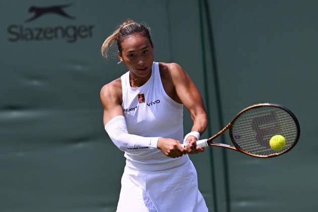 (250701) -- LONDON, July 1, 2025 -- Zheng Qinwen hits a return during the women s singles first round match between Zheng Qinwen of China and Katerina Siniakova of the Czech Republic at the Wimbledon Tennis Championships in London, Britain, July 1, 2025. ) (SP)BRITAIN-LONDON-TENNIS-WIMBLEDON-WOMEN S SINGLES ZhaoxDingzhe 