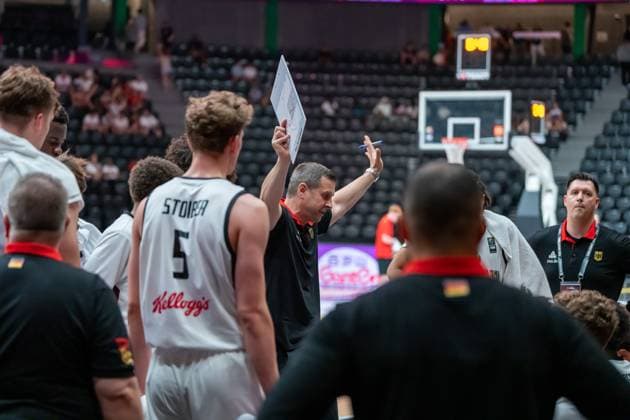 Lausanne, Switzerland, July 1st 2025: Alan Ibrahimagic (Head Coach Germany) during a time-out during the FIBA U19 Basketball World Cup 2025 group stage game between Germany and Canada at Vaudoise Arena in Lausanne, Switzerland. (Pierre-Adrien Lagrange SPP) Copyright: xPierre-AdrienxLagrangex xSPPx spp-en-PiLaSp-PAL-GER-CAN-FIBAU19-20250701-14