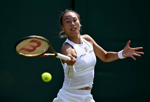 (250701) -- LONDON, July 1, 2025 -- Zheng Qinwen hits a return during the women s singles first round match between Zheng Qinwen of China and Katerina Siniakova of the Czech Republic at the Wimbledon Tennis Championships in London, Britain, July 1, 2025. ) (SP)BRITAIN-LONDON-TENNIS-WIMBLEDON-WOMEN S SINGLES LixYing 