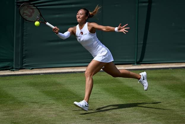 (250701) -- LONDON, July 1, 2025 -- Zheng Qinwen hits a return during the women s singles first round match between Zheng Qinwen of China and Katerina Siniakova of the Czech Republic at the Wimbledon Tennis Championships in London, Britain, July 1, 2025. ) (SP)BRITAIN-LONDON-TENNIS-WIMBLEDON-WOMEN S SINGLES LixYing 