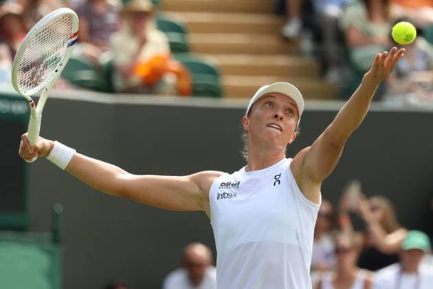 TENIS WIMBLEDON 2025 LONDYN 010725 N Z IGA SWIATEK W TRAKCIE MECZU PIERWSZEJ RUNDY MARCIN CHOLEWINSKI NEWSPIX.PL TENNIS WIMBLEDON 2025 LONDON 01072025 IGA SWIATEK OF POLAND DURING THE MATCH IN THE FIRST ROUND NEWSPIX.PL --- newspix.pl 