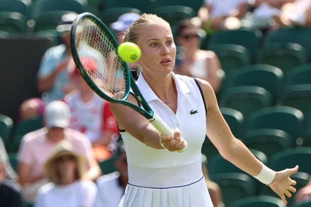 TENIS WIMBLEDON 2025 LONDYN 010725 N Z POLINA KUDERMETOVA W TRAKCIE MECZU PIERWSZEJ RUNDY Z IGA SWIATEK MARCIN CHOLEWINSKI NEWSPIX.PL TENNIS WIMBLEDON 2025 LONDON 01072025 POLINA KUDERMETOVA DURING THE MATCH AGAINST IGA SWIATEK IN THE FIRST ROUND NEWSPIX.PL --- newspix.pl 