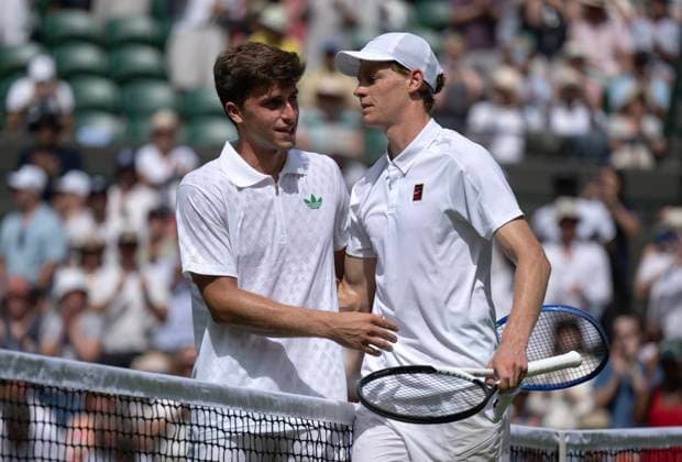 Day Two: The Championships - Wimbledon 2025 LONDON, ENGLAND - JULY 1: Luca Nardi of Italy congratulates Jannik Sinner of Italy at the net following his victory in the Gentlemen s first round match on day two of The Championships Wimbledon 2025 at All England Lawn Tennis and Croquet Club on July 1, 2025 in London, England. Luca Nardi; Jannik Sinner London All England Lawn Tennis and Croq England United Kingdom Copyright: xVisionhausx 776301250