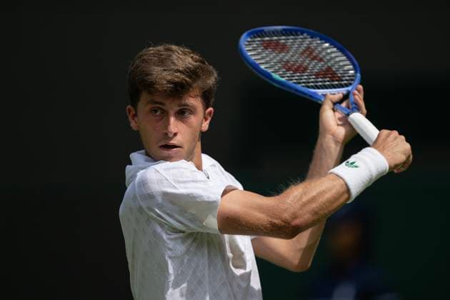 Day Two: The Championships - Wimbledon 2025 LONDON, ENGLAND - JULY 1: Luca Nardi of Italy in action against Jannik Sinner of Italy (not pictured) during the Gentlemen s first round match on day two of The Championships Wimbledon 2025 at All England Lawn Tennis and Croquet Club on July 1, 2025 in London, England. Luca Nardi London All England Lawn Tennis and Croq England United Kingdom Copyright: xVisionhausx 776301250