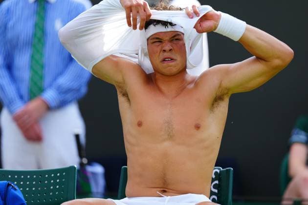 Ben Shelton changes his shirt during his first round match Wimbledon Tennis Championships, Day 2, The All England Lawn Tennis and Croquet Club, London, UK - 01 Jul 2025London The All England Lawn Tennis and United Kingdom  Copyright: xJavierxGarcia Shutterstockx 15380417fa