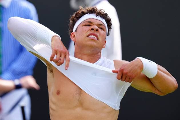 Ben Shelton changes his shirt during his first round match Wimbledon Tennis Championships, Day 2, The All England Lawn Tennis and Croquet Club, London, UK - 01 Jul 2025London The All England Lawn Tennis and United Kingdom  Copyright: xJavierxGarcia Shutterstockx 15380417ey