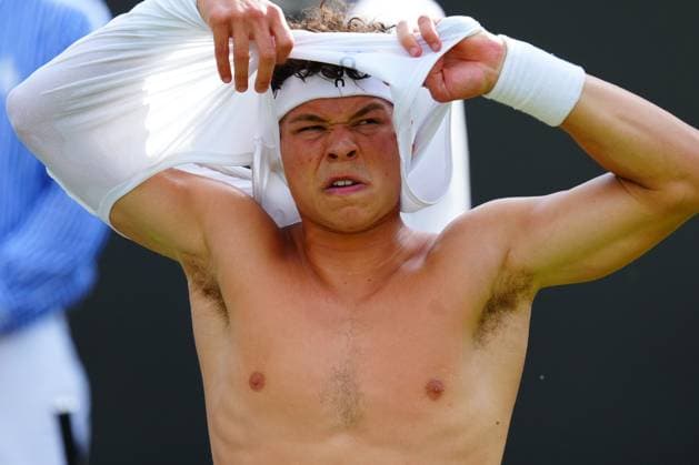 Ben Shelton changes his shirt during his first round match Wimbledon Tennis Championships, Day 2, The All England Lawn Tennis and Croquet Club, London, UK - 01 Jul 2025London The All England Lawn Tennis and United Kingdom  Copyright: xJavierxGarcia Shutterstockx 15380417es