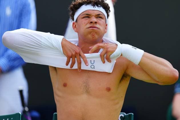 Ben Shelton changes his shirt during his first round match Wimbledon Tennis Championships, Day 2, The All England Lawn Tennis and Croquet Club, London, UK - 01 Jul 2025London The All England Lawn Tennis and United Kingdom  Copyright: xJavierxGarcia Shutterstockx 15380417et
