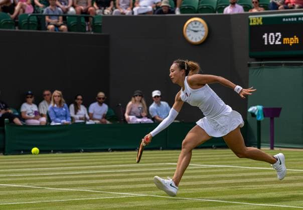 Tennis - Wimbledon Championship 2025 - Day 2 LONDON, ENGLAND - Tuesday, July 1, 2025: Qinwen Zheng (CHN) during the Ladies Singles 1st Round on Day Two of The Championships Wimbledon 2025 at the All England Lawn Tennis and Croquet Club. (Photo by Kirsten Holst Propaganda) LONDON All England Lawn Tennis and Croquet Club GREATER LONDON ENGLAND  Copyright: xKirstenxHolstx 2025-07-01-046-Wimbledon_Day_2