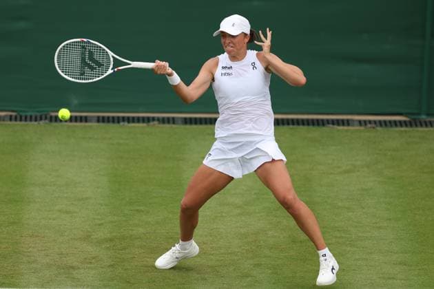 TENIS WIMBLEDON 2025 LONDYN 010725 N Z IGA SWIATEK W TRAKCIE MECZU PIERWSZEJ RUNDY MARCIN CHOLEWINSKI NEWSPIX.PL TENNIS WIMBLEDON 2025 LONDON 01072025 IGA SWIATEK OF POLAND DURING THE MATCH IN THE FIRST ROUND NEWSPIX.PL --- newspix.pl 