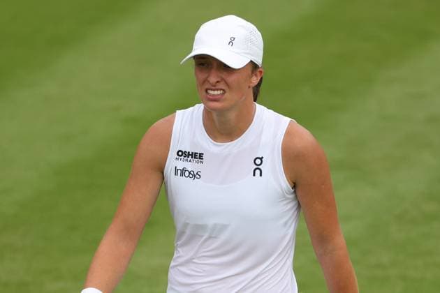 TENIS WIMBLEDON 2025 LONDYN 010725 N Z IGA SWIATEK W TRAKCIE MECZU PIERWSZEJ RUNDY MARCIN CHOLEWINSKI NEWSPIX.PL TENNIS WIMBLEDON 2025 LONDON 01072025 IGA SWIATEK OF POLAND DURING THE MATCH IN THE FIRST ROUND NEWSPIX.PL --- newspix.pl 