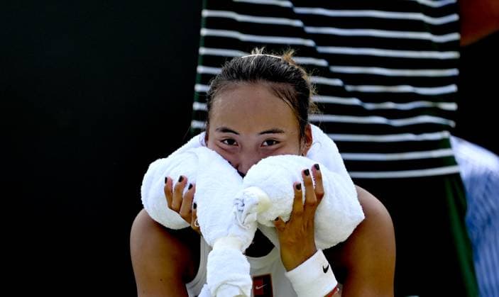 (250702) -- BEIJING, July 2, 2025 -- Zheng Qinwen reacts during the women s singles first round match between Zheng Qinwen of China and Katerina Siniakova of the Czech Republic at the Wimbledon Tennis Championships in London, Britain, July 1, 2025. ) XINHUA PHOTOS OF THE DAY LixYing 