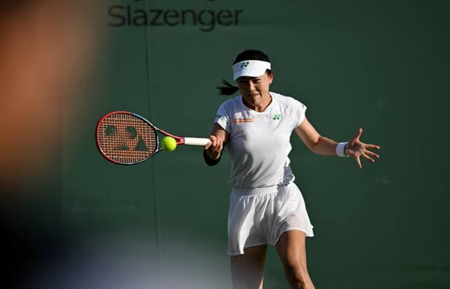(250702) -- LONDON, July 2, 2025 -- Zhu Lin hits a return during the women s singles first round match between Zhu Lin of China and Veronika Kudermetova of Russia at the Wimbledon Tennis Championships in London, Britain, July 1, 2025. ) (SP)BRITAIN-LONDON-TENNIS-WIMBLEDON-WOMEN S SINGLES LixYing 