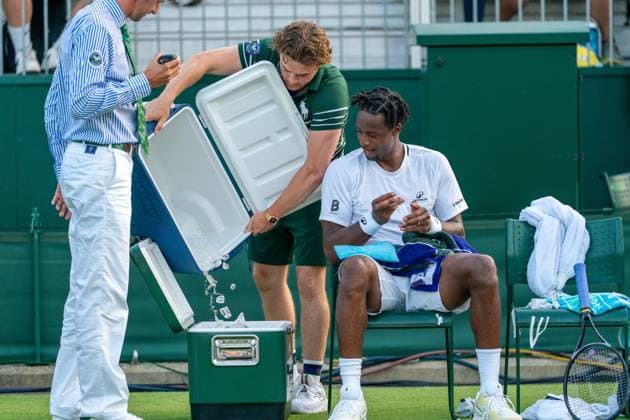 2025-07-01 Wimbledon 2025 LONDON, ENGLAND - JULY 1: Gael Monfils of France, Extra water and ice during Wimbledon 2025 at All England Lawn Tennis & Croquet Club on July 1, 2025 in London, England. London All England Lawn Tennis & Croquet Club England Content not available for redistribution in The Netherlands directly or indirectly through any third parties. Copyright: xMarleenxFouchierx
