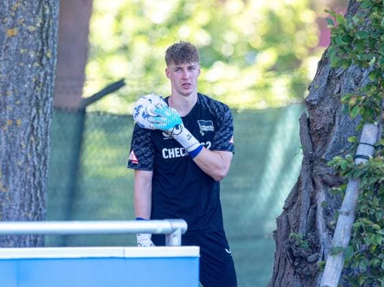 Soccer, Men, Season 2025 26, 2 Bundesliga, Hertha BSC, Training, Goalkeeper Tim Goller Hertha BSC with ice bag on his shoulder, 02 07 2025, Copyright: xSebastianxRäppold MatthiasxKochx