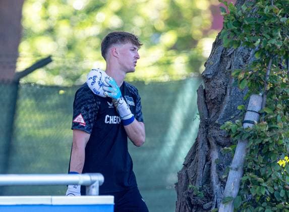 Soccer, Men, Season 2025 26, 2 Bundesliga, Hertha BSC, Training, Goalkeeper Tim Goller Hertha BSC with ice bag on his shoulder, 02 07 2025, Copyright: xSebastianxRäppold MatthiasxKochx