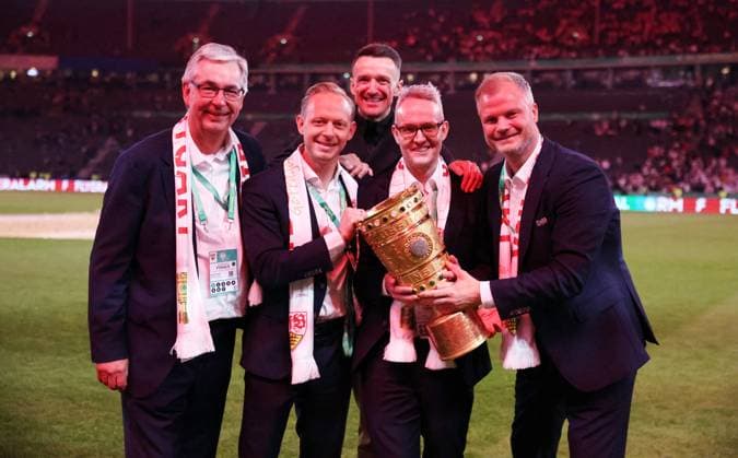 24 05 25 DFB Pokal Final 2025 DSC Arminia Bielefeld VfB Stuttgart Germany, Berlin, 24 05 2025, Football, DFB Pokal Final 2025 Berlin, DSC Arminia Bielefeld VfB Stuttgart f l Dietmar Allgaier, Rouven Kasper, Christian Gentner, Alexander Wehrle, Fabian Wohlgemuth all VfB Stuttgart with the DFB Pokal trophy