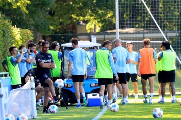 DEU, DFL, 2 FBL Hertha BSC, Training, 02 07 2025, Sportforum, Berlin, DEU, DFL, 2 FBL Hertha BSC, Training, im Bild Platz im Schatten, Hertha Spielerkreis DFL regulations prohibit any use of Photographs as image sequences and or quasi video nordphotoxGmbHx xEngler nph00076