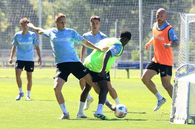 DEU, DFL, 2 FBL Hertha BSC, Training, 02 07 2025, Sportforum, Berlin, DEU, DFL, 2 FBL Hertha BSC, Training, in the picture Palko Dardai Hertha BSC Berlin 20 , Michal Karbownik Hertha BSC Berlin 33 , John Anthony Brooks Hertha BSC Berlin 25 , Boris Lum Hertha BSC Berlin 21 DFL regulations prohibit any use of Photographs as image sequences and or quasi video nordphotoxGmbHx xEngler nph00076