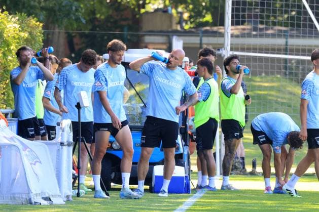DEU, DFL, 2 FBL Hertha BSC, Training, 02 07 2025, Sportforum, Berlin, DEU, DFL, 2 FBL Hertha BSC, Training, im Bild Platz im Schatten, viel trinken, DFL regulations prohibit any use of Photographs as image sequences and or quasi video nordphotoxGmbHx xEngler nph00076