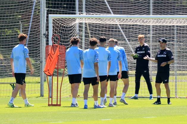 DEU, DFL, 2 FBL Hertha BSC, Training, 02 07 2025, Sportforum, Berlin, DEU, DFL, 2 FBL Hertha BSC, Training, im Bild Cheftrainer Stefan Leitl Hertha BSC Berlin , Hertha Spielerkreis Angriff DFL regulations prohibit any use of Photographs as image sequences and or quasi video nordphotoxGmbHx xEngler nph00076