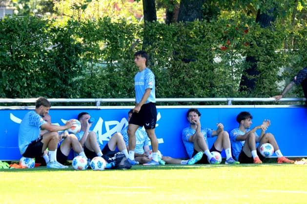 DEU, DFL, 2 FBL Hertha BSC, Training, 02 07 2025, Sportforum, Berlin, DEU, DFL, 2 FBL Hertha BSC, Training, im Bild Platz im Schatten, viel trinken, Hertha Spielerkreis DFL regulations prohibit any use of Photographs as image sequences and or quasi video nordphotoxGmbHx xEngler nph00076