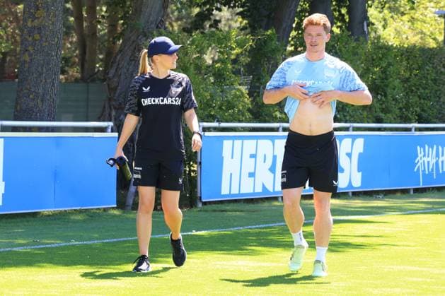 DEU, DFL, 2 FBL Hertha BSC, Training, 02 07 2025, Sportforum, Berlin, DEU, DFL, 2 FBL Hertha BSC, Training, im Bild Sebastian Groenning Hertha BSC Berlin 17 , Psychologin Paula Isringhausen DFL regulations prohibit any use of Photographs as image sequences and or quasi video nordphotoxGmbHx xEngler nph00076