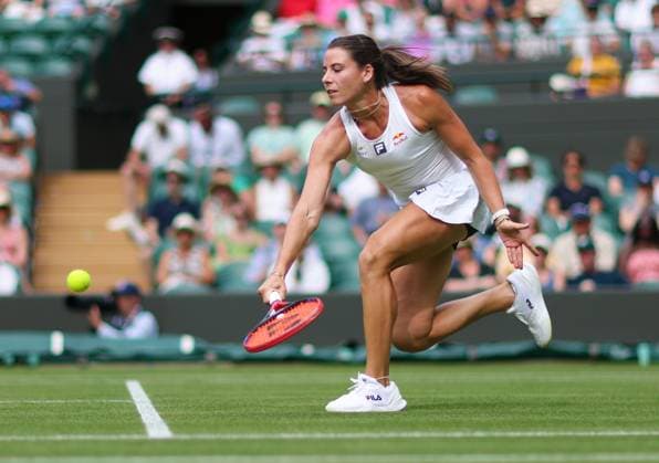Wimbledon Championships 2025 AELTC, Day Two, London, UK - 01 07 2025 Emma Navarro (USA) in action during her first round match against Petra Kvitova (CZE) in the 2025 Wimbledon Championships London Wimbledon London GBR, UK NEWSPAPERS OUT Copyright: xMarkxGreenwoodx