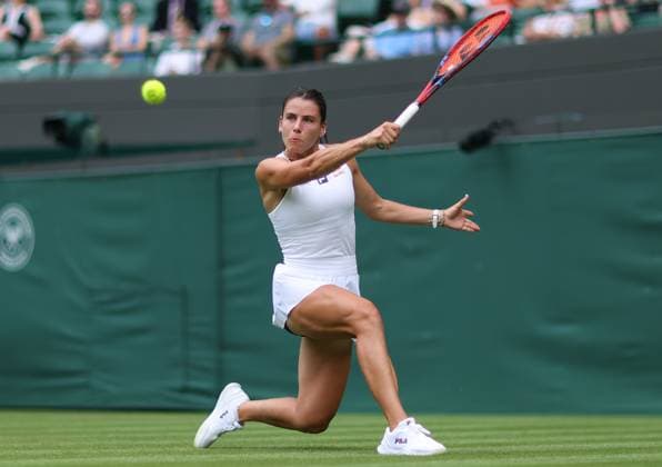 Wimbledon Championships 2025 AELTC, Day Two, London, UK - 01 07 2025 Emma Navarro (USA) in action during her first round match against Petra Kvitova (CZE) in the 2025 Wimbledon Championships London Wimbledon London GBR, UK NEWSPAPERS OUT Copyright: xMarkxGreenwoodx